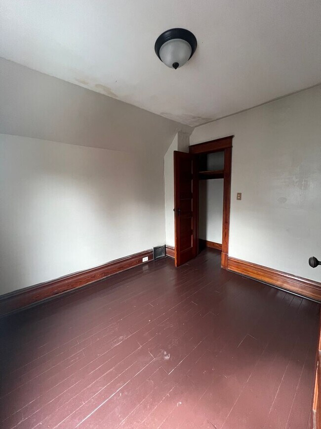 Building Photo - Spacious 4 Bedroom Southside Holland