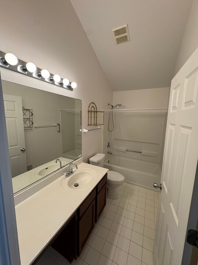 Building Photo - 1425 Millbrook Dr