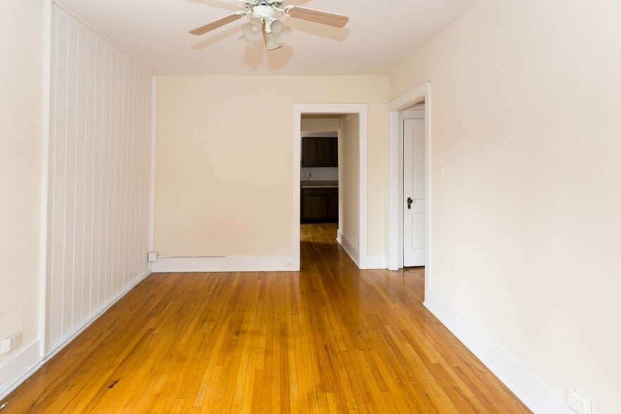 Building Photo - 938 W Cornelia Ave