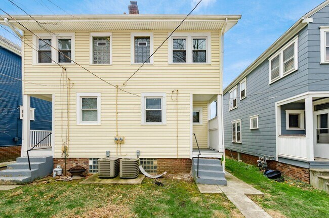Building Photo - 228 E Kelso Rd
