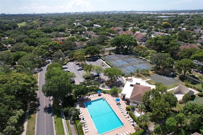 Building Photo - 709 Gardens Dr