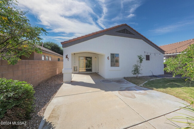 Building Photo - 10457 E Oakbrook St