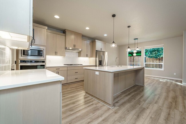 Building Photo - Spacious 4BR Modern Retreat and Luxury Liv...