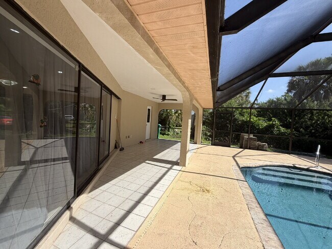 Building Photo - "Charming 3-Bedroom Retreat with 2 Full Baths on Aurora St NW!"
