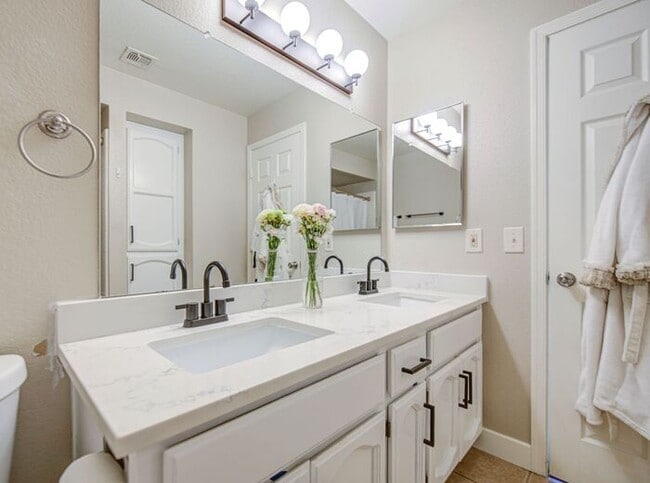 Building Photo - Beautiful 2 Bedroom Condo in Gilbert