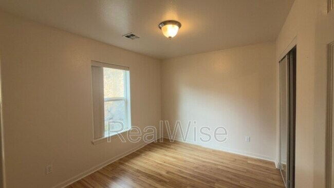 Building Photo - 1384 NE Ridge Ave
