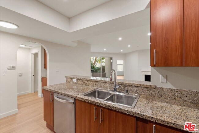 Building Photo - 620 S Gramercy Pl