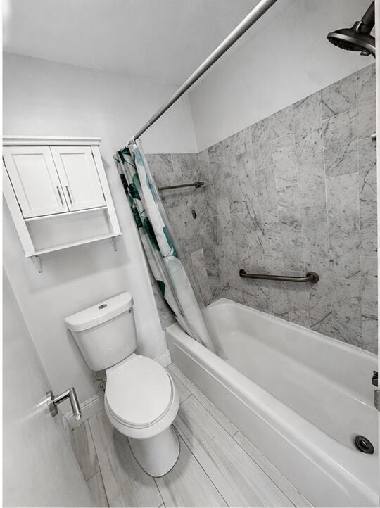 Building Photo - 6521 Bay Club Dr