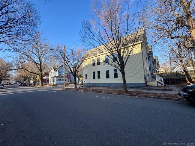 Building Photo - 455 Huntington St