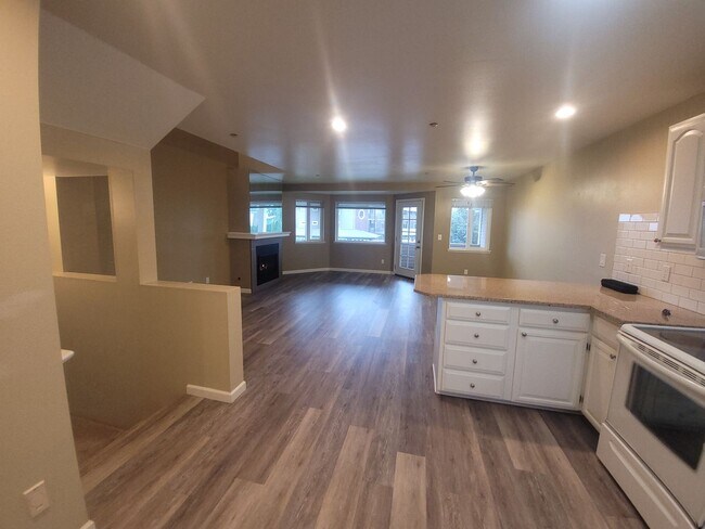 Building Photo - Bayview Townhouse Condo in Blaine with Gar...