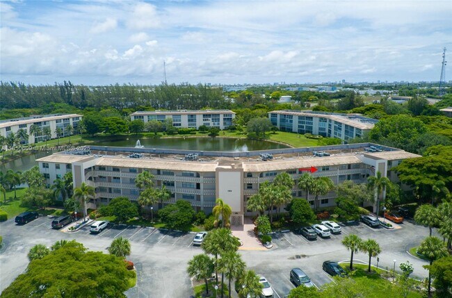 Building Photo - 1902 Bermuda Cir