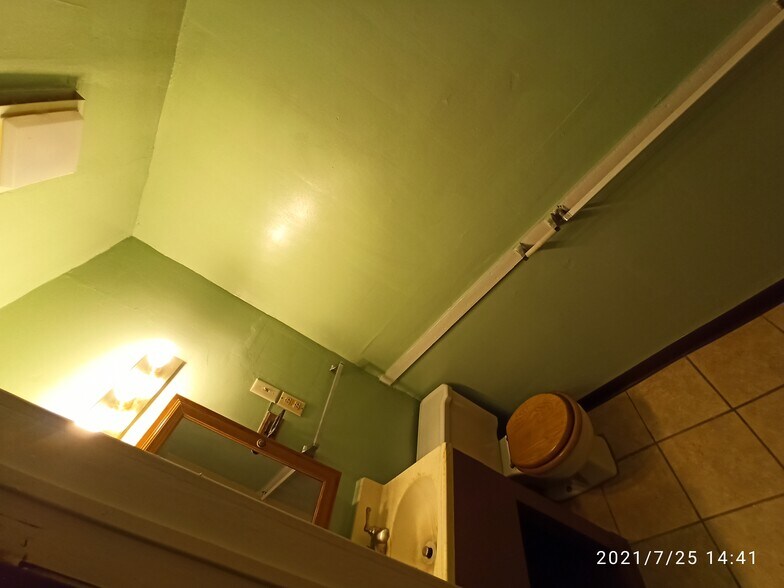 main bath w tub - 144 Virginia St