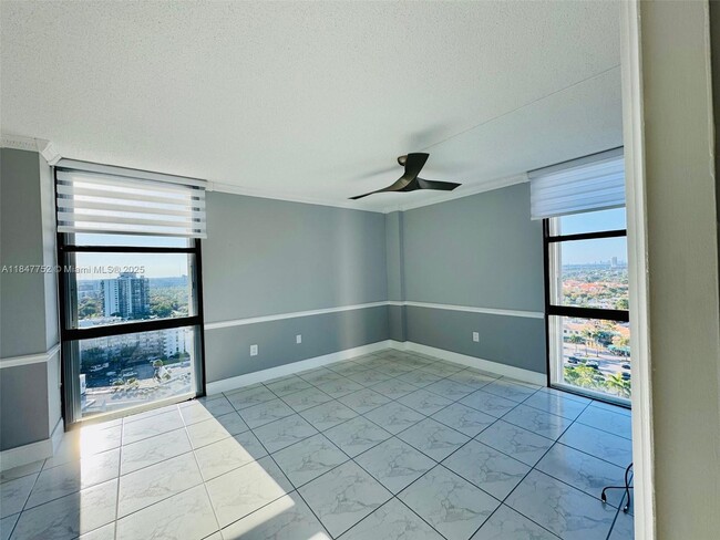 Building Photo - 3625 N Country Club Dr