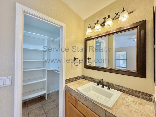 Building Photo - 2120 S Navajo Way