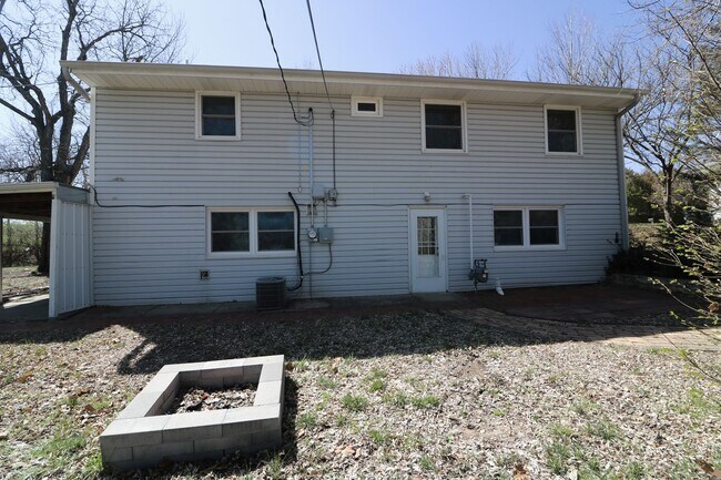 Building Photo - Amazing 4 bedroom 2 bathroom house located in quiet Manhattan neighborhood