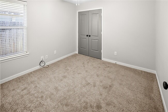 Building Photo - 916 Crested Point Dr