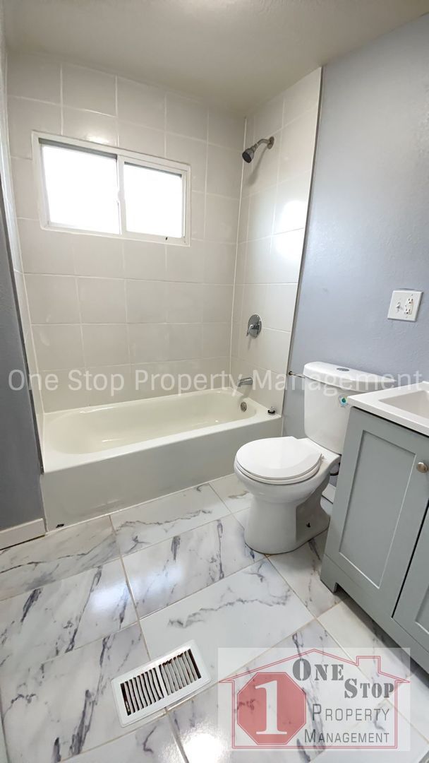 Building Photo - Charming 3-bedroom, 2-bath home in Kansas ...