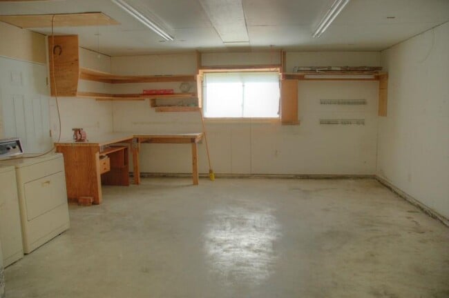 Building Photo - Spacious Renton Rambler w/ a HUGE Backyard!