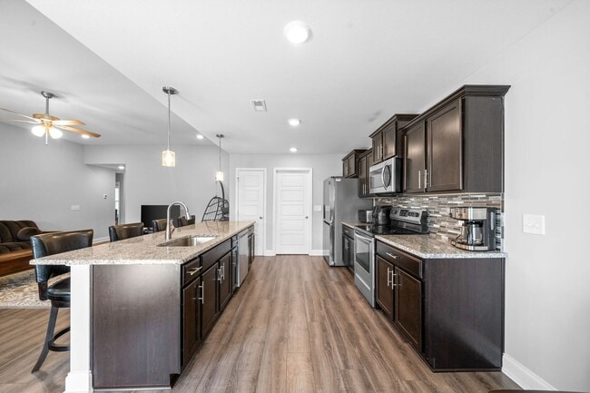 Building Photo - 3 Bedroom 3 Bath Home with Bonus Room For Rent!