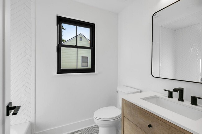 Building Photo - 516 River Rd