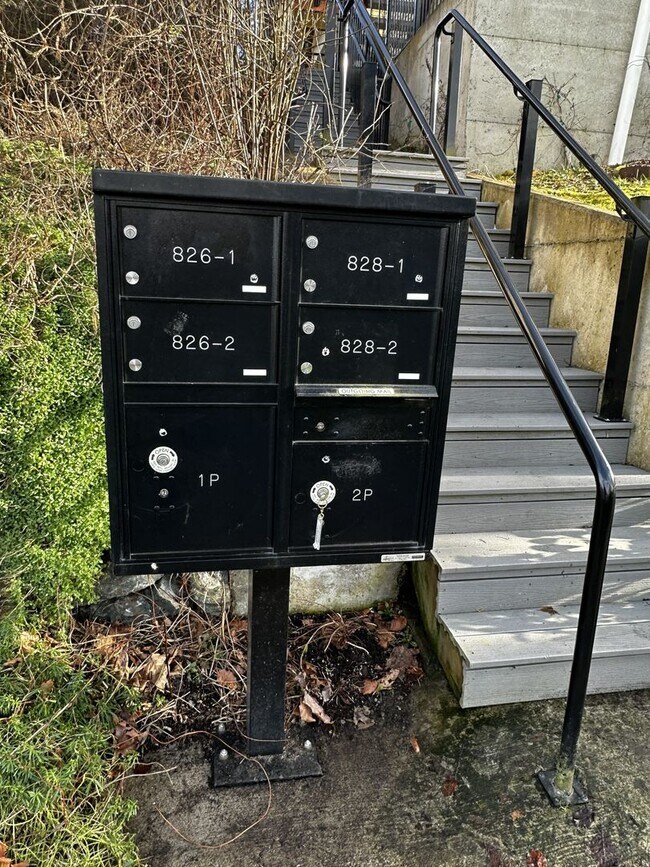 Building Photo - 826 N Garden St