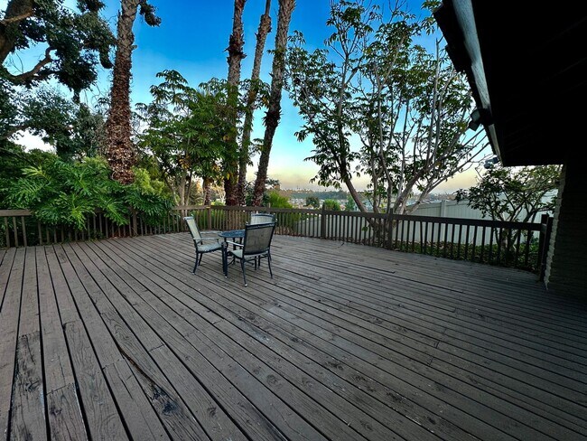 Building Photo - Beautifully Remodeled 1 BD, 1 Mile to beach