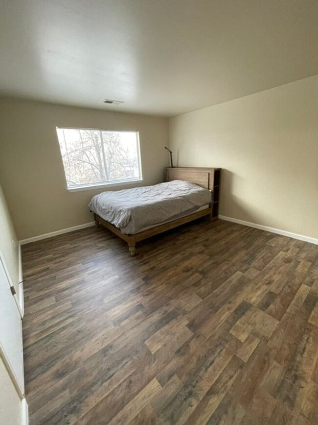 Building Photo - Beautifully updated and move-in ready condo!!