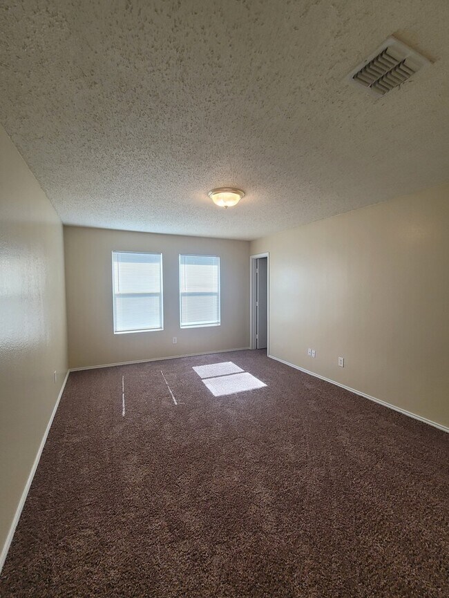 Building Photo - Very Spacious 4/2.5 in Parkview Hills & Ea...