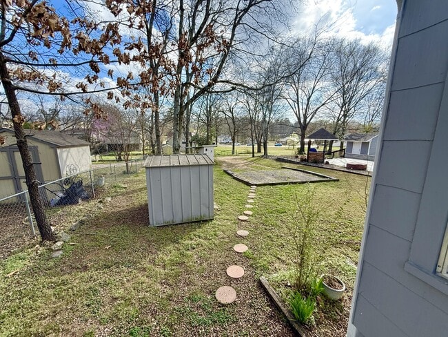 Building Photo - 405 Henderson St