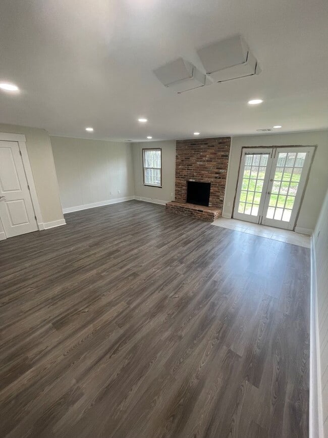 Building Photo - BEAUTIFLLY UPDATED TOWNHOME