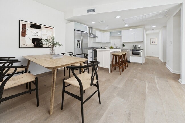 Building Photo - Windsor Square Villas