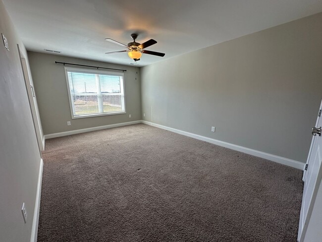 Building Photo - 3 Bed / 2.5 bath Home in Knoxville | Vaulted Ceilings | Gas Fireplace | HOA Community