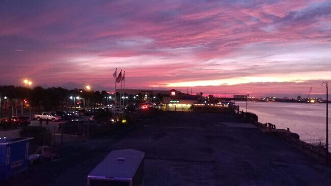 Building Photo - 8600 Ridgewood Ave