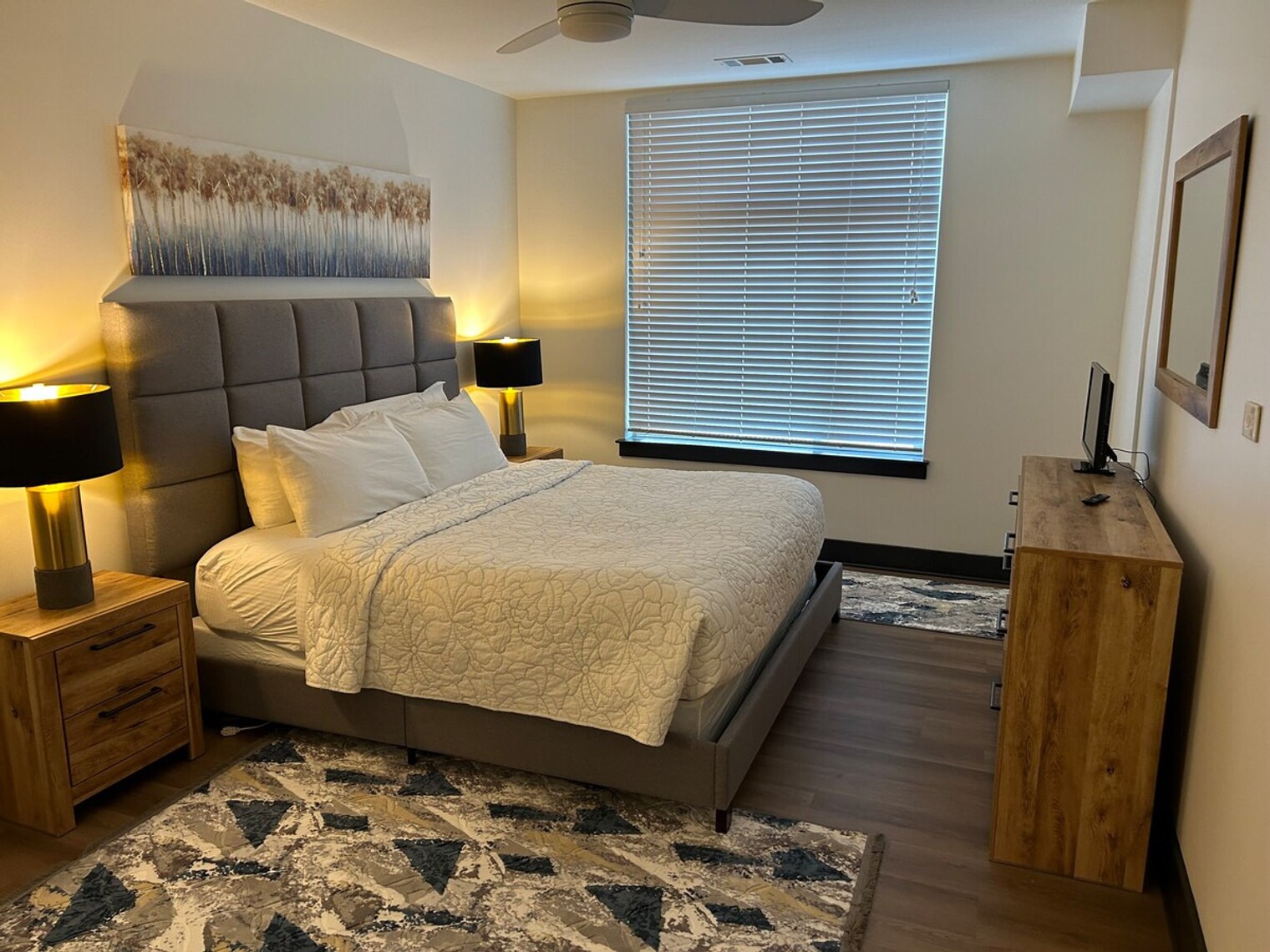 Building Photo - 539 W Trade St