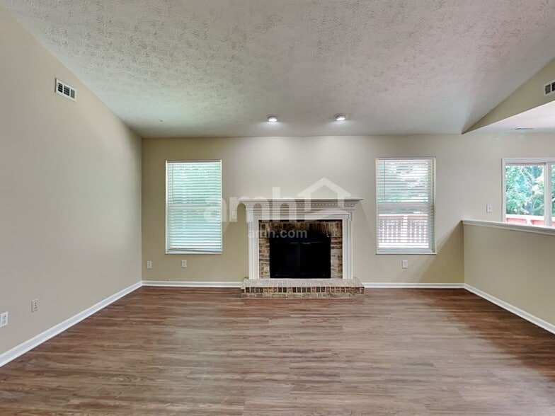 Building Photo - 3915 Little Creek Dr