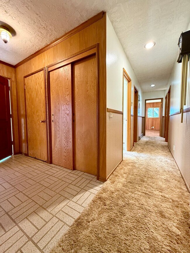 Building Photo - **50% OFF FIRST MONTH'S RENT** Country Liv...