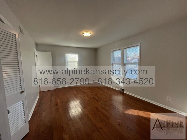 Building Photo - Spacious Gladstone Ranch!