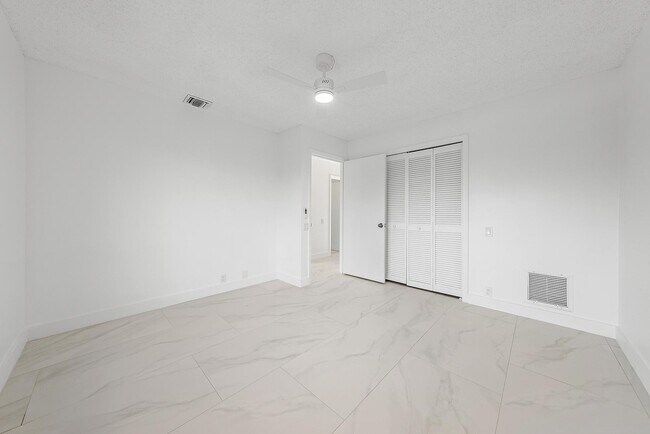 Building Photo - 18 Glencairn Rd