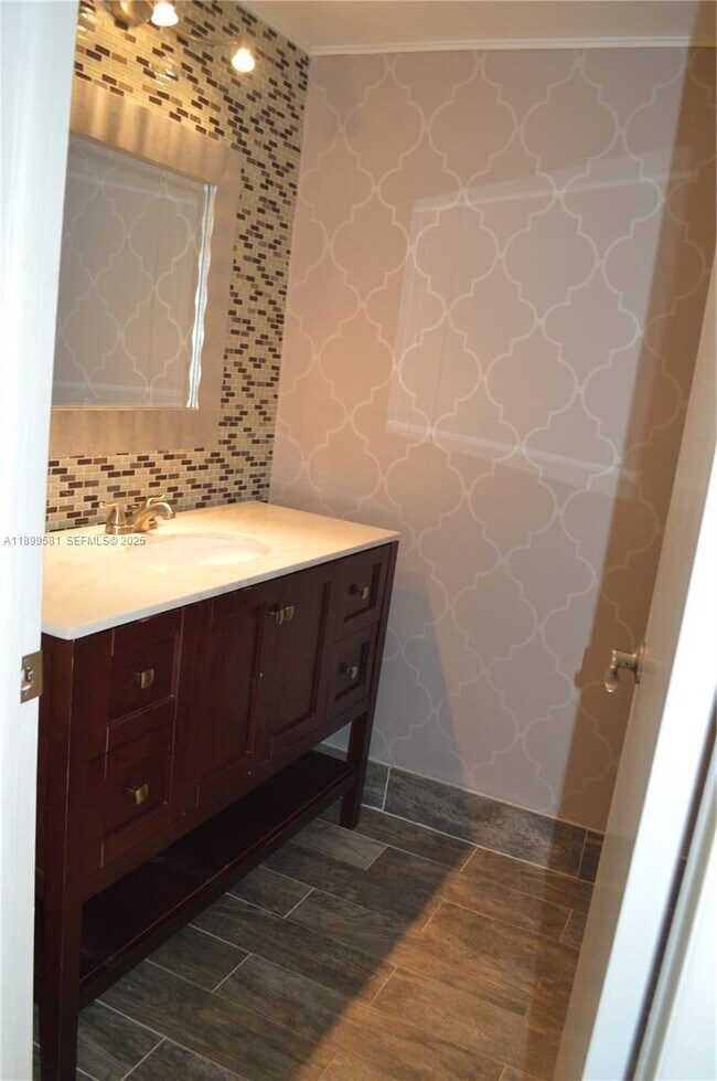 Building Photo - 303 Racquet Club Rd