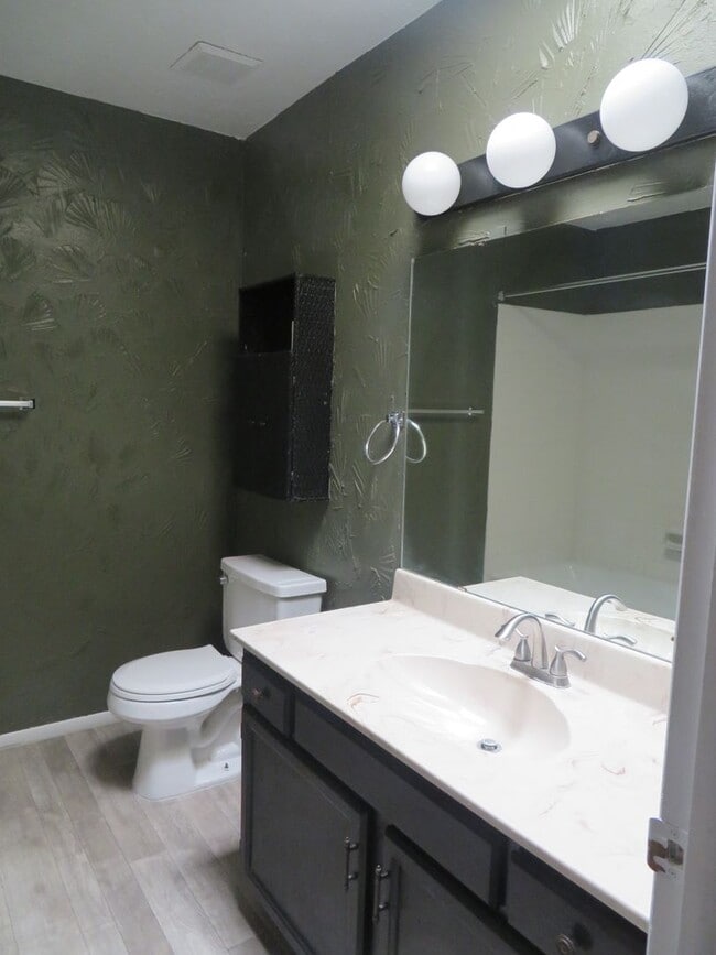 Building Photo - Clean 2 Bedroom, 2 Bath Town House for Rent