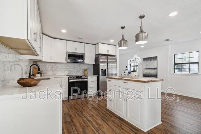 Building Photo - 2038 Avon Dr
