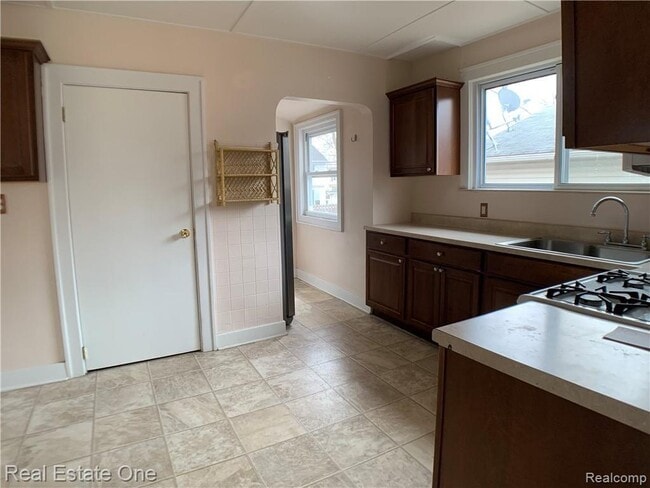 Building Photo - 3342 Buckingham Ave