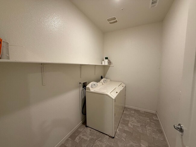 Building Photo - Single story home in with large backyard!