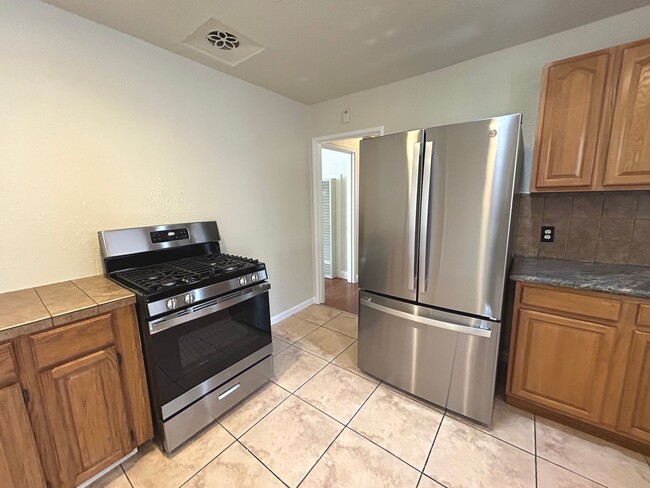 Building Photo - 3 bedroom, 2 bath Concord Home