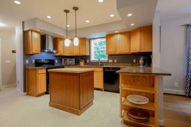 Building Photo - 1180 N Rd