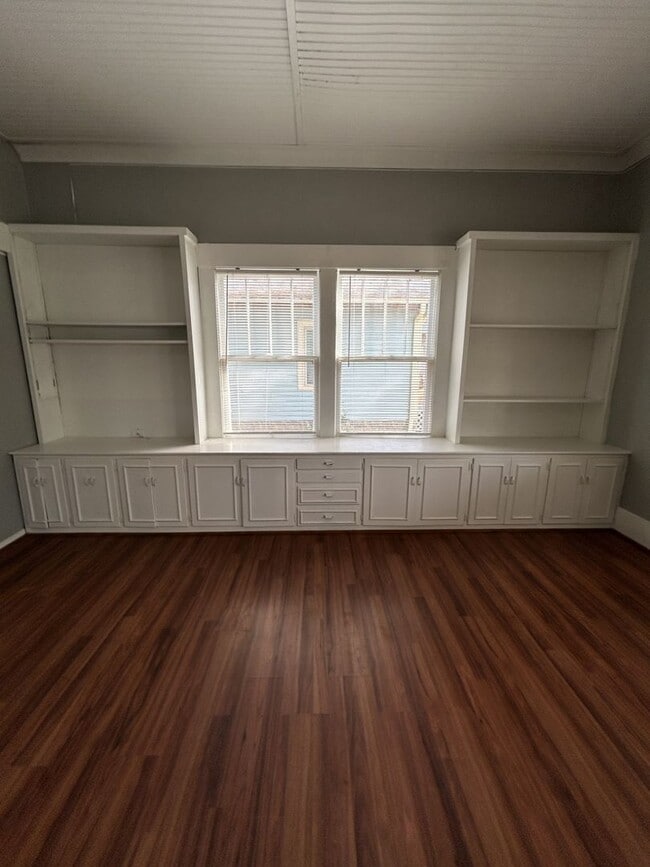 Building Photo - This One is a Stunner!  5br/3ba A MUST-SEE! - $1600/Mo!  Now Offering Short-Term Leasing!