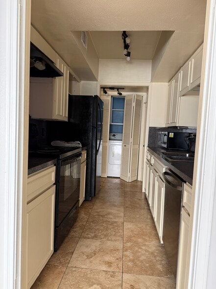 Building Photo - 2704 San Pedro St