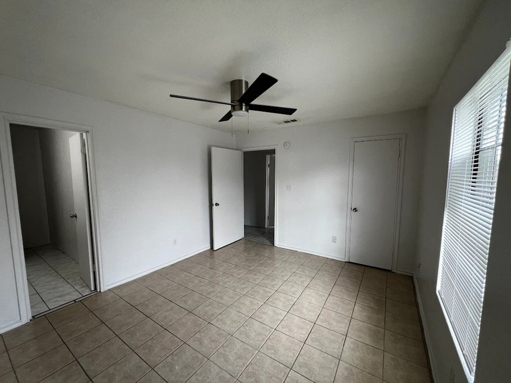 Building Photo - 5105 Villa Bonita St