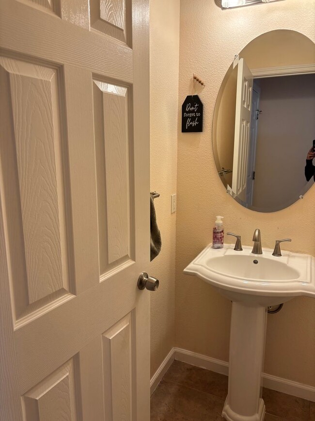 Building Photo - Pittsburg 4 bd, 2.5 ba charming home in excellent location!