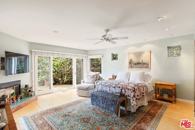 Building Photo - 7122 Dume Dr
